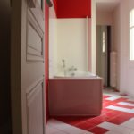 Salle de bain rouge